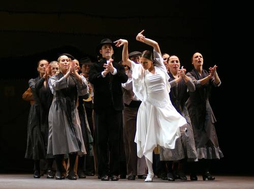 La mariée et les autres personnages en arrière-plan dans dans Bodas des sangre de Gades