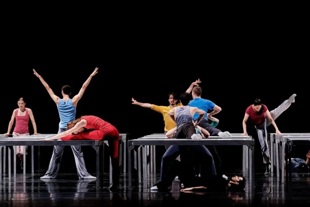 Les danseurs et les tables dans One flat thing, reproduced